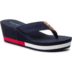 Japonki TOMMY HILFIGER Flag Wedge Beach Sandal FW0FW03863. Niebieskie klapki damskie TOMMY HILFIGER, bez wzorów, bez obcasa. W wyprzedaży za 179,00 zł.