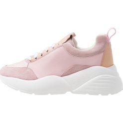 L'INTERVALLE CORBIN Sneakersy niskie pink. Różowe trampki i tenisówki damskie marki L'INTERVALLE, bez wzorów, ze skóry, bez zapięcia. Za 459,00 zł.