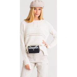 SWETER Patrizia Pepe. Białe swetry damskie Patrizia Pepe, s, z aplikacjami, z dzianiny, bez rękawów, bez kaptura. Za 683,40 zł.