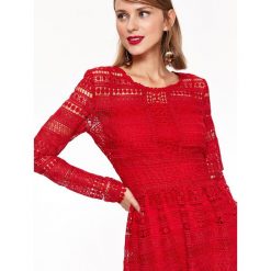 Koronkowa sukienka z długim rekawem. Czerwone sukienki damskie Top Secret, na zimę, bez wzorów, z koronki, eleganckie, z dekoltem na plecach, z długim rękawem, długie. W wyprzedaży za 119,99 zł.