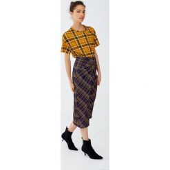 Spódnica w kratkę z rozcięciem pośrodku. Fioletowe spódniczki damskie marki Pull&Bear, w kratkę. Za 79,90 zł.