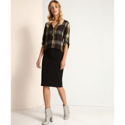 SPÓDNICA REGULARNA DAMSKA GŁADKA. Czarne spódniczki damskie Top Secret, na zimę, bez wzorów, eleganckie, koszulowe. W wyprzedaży za 34,99 zł.