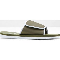 Klapki bonprix oliwkowy. Zielone klapki damskie bonprix, bez wzorów, bez obcasa. Za 44,99 zł.