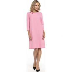 Trapezowa Różowa Sukienka z Kołnierzykiem JACKIE KENNEDY. Różowe sukienki damskie Molly.pl, na co dzień, s, z aplikacjami, eleganckie, bez kołnierzyka, bez rękawów, trapezowe. Za 139,90 zł.