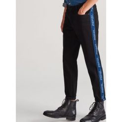 Spodnie jeansowe carrot - Czarny. Czarne spodnie męskie Reserved, m, bez wzorów, z jeansu. Za 149,99 zł.