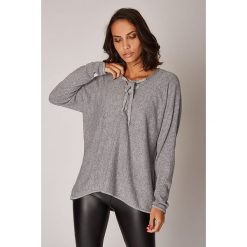 Sweter w kolorze szarym. Szare swetry damskie L'étoile du cachemire, bez wzorów, z kaszmiru, klasyczne, bez rękawów, bez kaptura. W wyprzedaży za 129,95 zł.