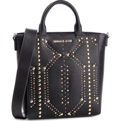 Torebka VERSACE JEANS - E1HTBB20 71123 899 Nero. Czarne torebki klasyczne damskie Versace Jeans, bez wzorów, z jeansu, klasyczne, na ramię, bez dodatków. W wyprzedaży za 579,00 zł.
