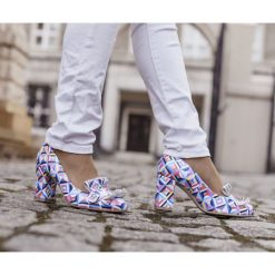 Czółenka z frędzlami - skóra naturalna - model 043 - kolor kalejdoskop. Szare czółenka damskie Zapato, na co dzień, bez wzorów, z jeansu, z okrągłym noskiem, bez obcasa, na obcasie. Za 319,00 zł.