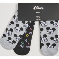 Skarpetki Mickey Mouse - Czarny. Czarne skarpetki damskie Sinsay, z motywem z bajki. W wyprzedaży za 14,99 zł.