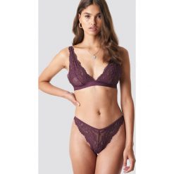 NA-KD Lingerie Koronkowe figi Cheeky - Purple. Fioletowe figi NA-KD Lingerie, w koronkowe wzory, z koronki. Za 60,95 zł.