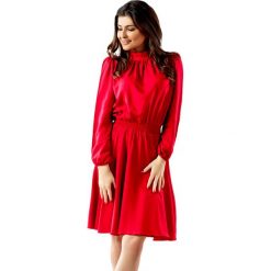 Sukienka w kolorze czarwonym. Czerwone sukienki damskie Far Far Fashion, Ryłko by Agnes&Paul, bez wzorów, ze stójką, bez rękawów. W wyprzedaży za 109,95 zł.