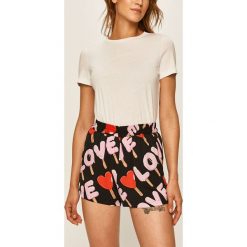 Love Moschino - Szorty. Różowe szorty damskie Love Moschino, bez wzorów, z wiskozy, casualowe. Za 799,90 zł.