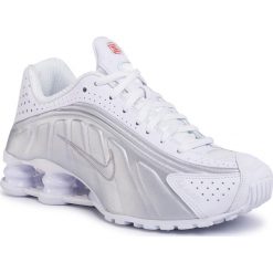 Buty NIKE - Shox R4 AR3565 101 White/White/Metallic Silver. Białe półbuty damskie Nike, ze skóry ekologicznej. W wyprzedaży za 479,00 zł.