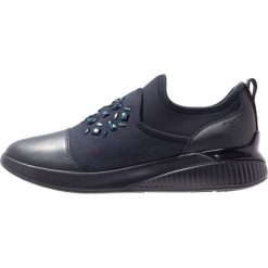 Geox THERAGON Półbuty wsuwane navy. Niebieskie półbuty damskie Geox, bez wzorów, z tworzywa sztucznego, na niskim obcasie, bez zapięcia. Za 429,00 zł.