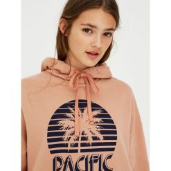 Bluza z kapturem Pacific Republic. Różowe bluzy damskie Pull&Bear, bez wzorów, bez rękawów, z kapturem. Za 79,90 zł.