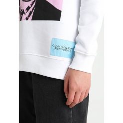 Calvin Klein Jeans Bluza bright white/pink. Białe bluzy damskie Calvin Klein Jeans, m, bez wzorów, z bawełny, bez rękawów, bez kaptura. Za 419,00 zł.