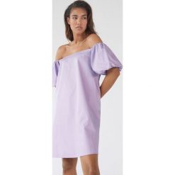 Bawełniana sukienka off shoulder -. Sukienki damskie Mohito, bez wzorów, z bawełny, bez kołnierzyka, bez rękawów. W wyprzedaży za 39,99 zł.