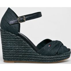 Tommy Hilfiger - Sandały. Brązowe koturny damskie TOMMY HILFIGER, bez obcasa, na obcasie, na klamry. W wyprzedaży za 299,90 zł.