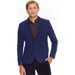 MARYNARKA MĘSKA ZE STRUKTURALNEJ TKANINY O DOPASOWANYM KROJU. Niebieskie marynarki męskie marki Top Secret, m, z tkaniny, eleganckie. W wyprzedaży za 79,99 zł.