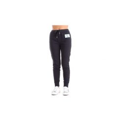 Spodnie bojówki Calvin Klein Jeans J20J207804. Czarne jeansy damskie marki Calvin Klein Jeans, s, bez wzorów, z jeansu. Za 235,53 zł.