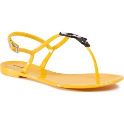 Sandały KARL LAGERFELD - KL80060 Yellow Rubber. Żółte klapki damskie KARL LAGERFELD, z aplikacjami, z tworzywa sztucznego, bez obcasa, na obcasie. W wyprzedaży za 289,00 zł.