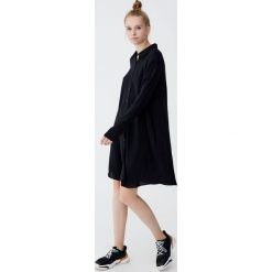 Czarna sukienka koszulowa. Czarne koszule damskie Pull&Bear, bez wzorów, z koszulowym kołnierzykiem, z długim rękawem, długie, koszulowe. Za 89,90 zł.
