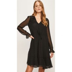 Tommy Hilfiger - Sukienka. Czarne sukienki damskie TOMMY HILFIGER, w grochy, z poliesteru, bez kołnierzyka, z długim rękawem, długie, midi, rozkloszowane. W wyprzedaży za 319,90 zł.