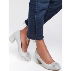 Szare Czółenka Say You Love Me. Szare czółenka damskie Renee, bez wzorów, z kwadratowym noskiem, bez obcasa, na słupku. Za 59,99 zł.