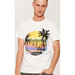 T-shirt z wakacyjnym nadrukiem - Kremowy. Białe t-shirty męskie z nadrukiem House, l. W wyprzedaży za 19,99 zł.