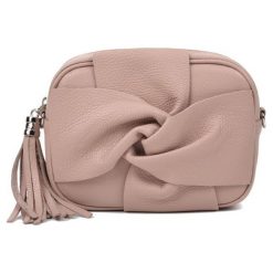 RobertaM torebka crossbody różowa. Różowe torebki klasyczne damskie Robertam, bez wzorów, eleganckie, bez dodatków. W wyprzedaży za 195,00 zł.