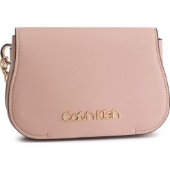 Saszetka nerka CALVIN KLEIN - Dressed Up Beltbag K60K605376 646. Różowe nerki damskie Calvin Klein, bez wzorów, ze skóry ekologicznej, młodzieżowe, bez dodatków. Za 399,00 zł.