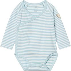 Body w kolorze błękitnym. Niebieskie body niemowlęce Steiff, w paski, z bawełny. W wyprzedaży za 32,95 zł.