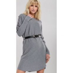 Szara Sukienka Ludmilla. Szare sukienki damskie Renee, s, w koronkowe wzory, z dzianiny, długie. Za 89,99 zł.