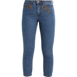 Lost Ink OFF DUTY MOM WITH LANDSCAPE POCKETS Jeansy Slim Fit mid denim. Niebieskie rurki damskie marki Lost Ink, z bawełny. W wyprzedaży za 167,20 zł.