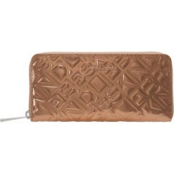 Liebeskind Berlin GIGIL EMBOSSED LOGO METALLIC Portfel mordore. Żółte portfele damskie marki Liebeskind Berlin. Za 379,00 zł.