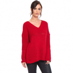 Sweter "Igal" w kolorze czerwonym. Czerwone swetry klasyczne damskie marki Cosy Winter, s, ze splotem, z asymetrycznym kołnierzem. W wyprzedaży za 159,95 zł.