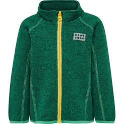 Kurtka polarowa w kolorze ciemnozielonym. Zielone bluzy niemowlęce Legowear, bez wzorów, z dzianiny, bez kaptura. W wyprzedaży za 79,95 zł.