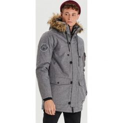 Zimowa kurtka z kapturem - Jasny szary. Szare kurtki męskie Cropp, na zimę, s, bez wzorów, z kapturem. Za 369,99 zł.