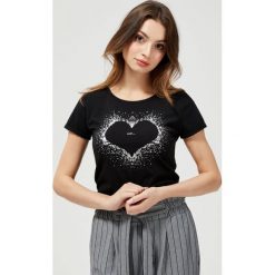 T-shirt z nadrukiem serca. Bluzki damskie Moodo, xl, z nadrukiem, z elastanu, bez kołnierzyka. Za 29,99 zł.