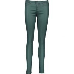 Dżinsy "Coaty" - Skinny fit - w kolorze zielonym. Zielone jeansy damskie NAF NAF, z standardowym stanem. W wyprzedaży za 69,95 zł.