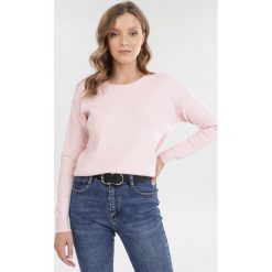 Jasnoróżowy Sweter Sarvielle. Różowe swetry damskie Born2be, s, bez wzorów, bez rękawów, bez kaptura. Za 59,99 zł.