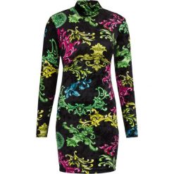 Sukienka koktajlowa Versace Jeans Couture D2HUB439. Czarne sukienki damskie Versace Jeans Couture, bez wzorów, z elastanu, wizytowe, bez kołnierzyka, bez rękawów. W wyprzedaży za 489,00 zł.