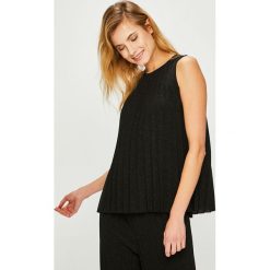 Answear - Top Night Fever. Czarne bluzki nietoperze marki ANSWEAR, uniwersalny, z elastanu, z okrągłym kołnierzem. W wyprzedaży za 49,90 zł.