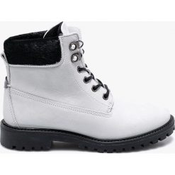 Guess Jeans - Botki Tamara. Szare buty zimowe damskie marki Guess Jeans, z jeansu, z okrągłym noskiem, na obcasie, na sznurówki. Za 699,90 zł.