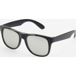 Okulary przeciwsłoneczne - Czarny. Czarne okulary przeciwsłoneczne męskie wayfarery marki Reserved. Za 49,99 zł.