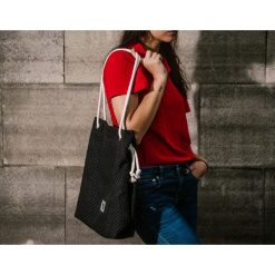 Czarna torebka worek, rączki ze sznurkami. Czarne torebki klasyczne damskie Pakamera. Za 149,00 zł.