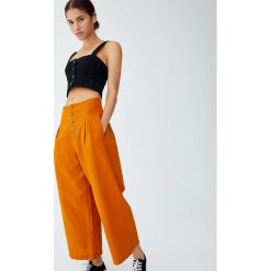 Jeansowy top z guzikami. Czarne topy damskie marki Pull&Bear, z jeansu. Za 69,90 zł.