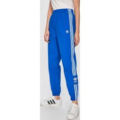 Adidas Originals - Spodnie. Niebieskie spodnie damskie adidas Originals, bez wzorów, z poliesteru, casualowe. Za 199,90 zł.