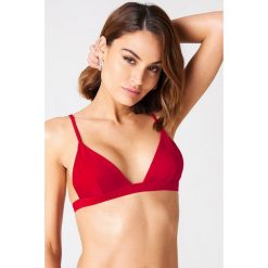 Stroje dwuczęściowe damskie: Andrea Hedenstedt x NA-KD Góra bikini Triangle – Red