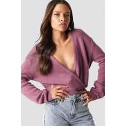 NA-KD Trend Sweter z kopertowym dekoltem - Pink. Różowe swetry oversize damskie NA-KD Trend, z elastanu. Za 121,95 zł.